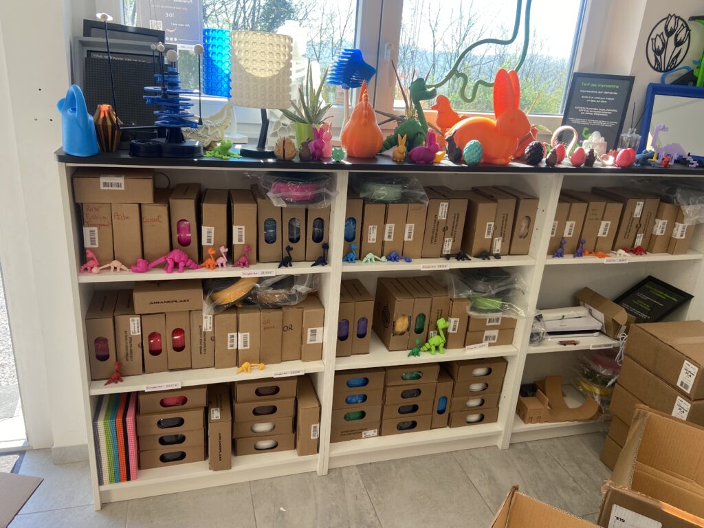 Les rayons pleins dans la boutique, prêts à être choisis par nos clients.