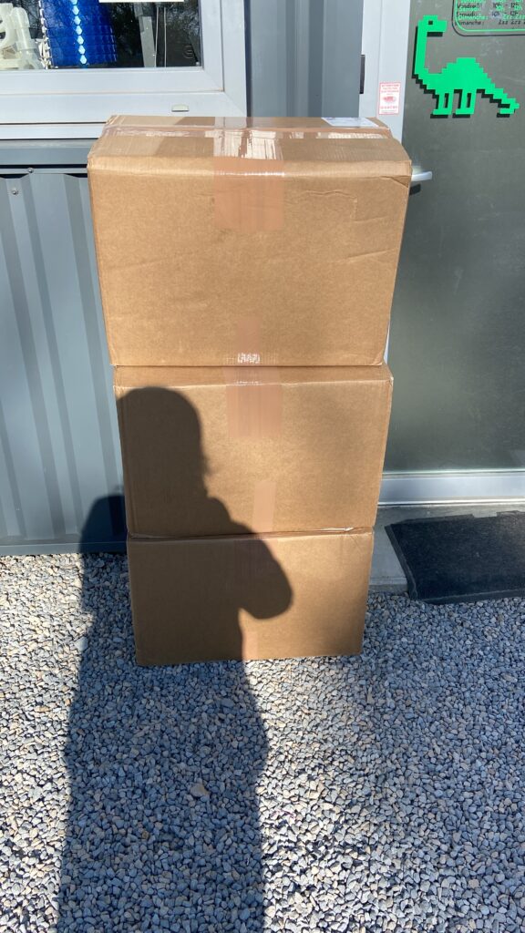 Les cartons arrivés avec les bobines de filament.