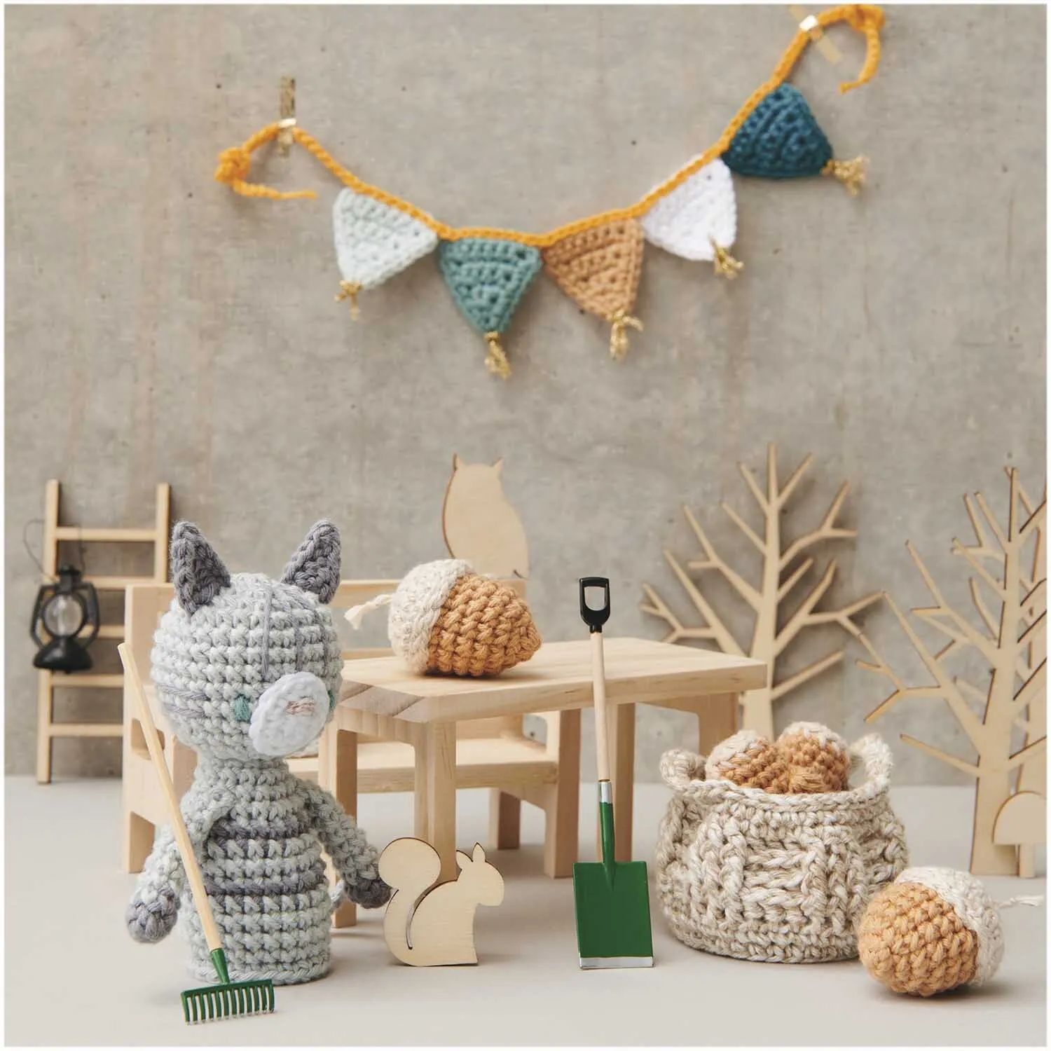 Mise en scène automnale avec un chat en amigurumi, des glands et une guirlande, le tout crocheté en fil Ricorumi DK