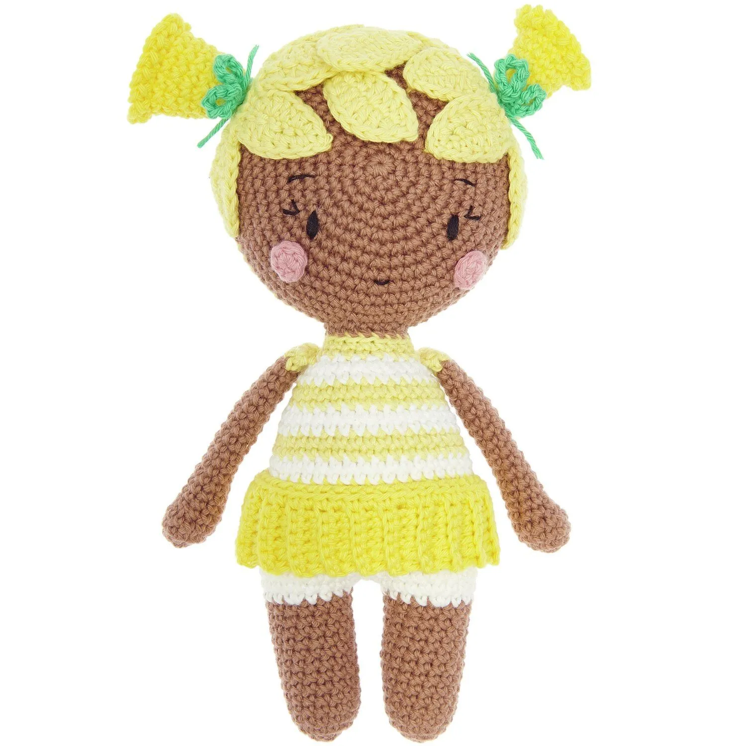Petite poupée amigurumi aux cheveux jaunes et robe rayée, crochetée avec le fil Creative Ricorumi DK de Rico Design