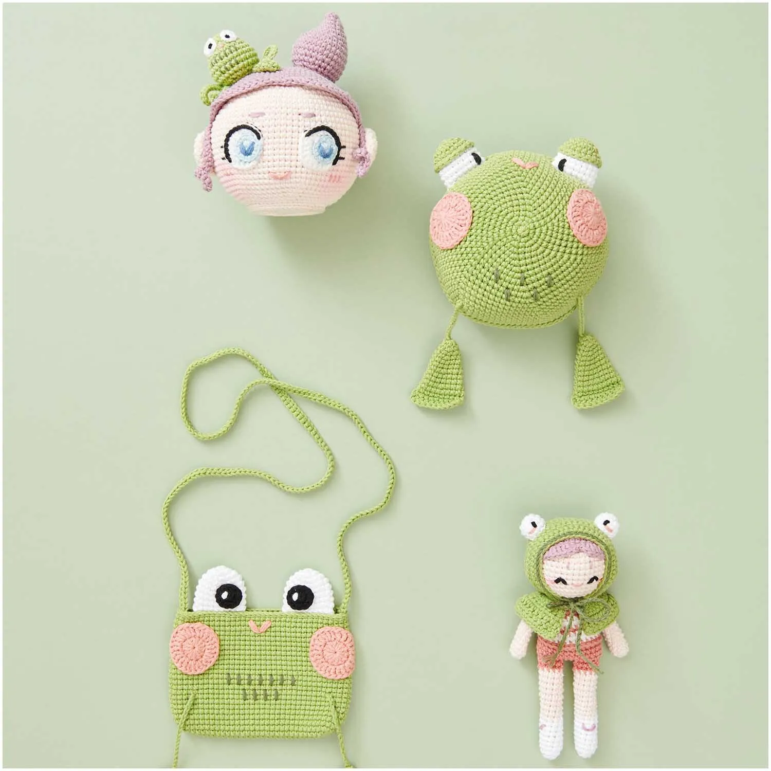 Ensemble d'accessoires et amigurumis sur le thème de la grenouille (petit sac, doudou et poupée), crochetés avec le fil coton Creative Ricorumi DK.