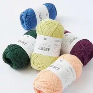 Sélection de plusieurs pelotes de fil Fashion Jersey Rico Design dans différents coloris d'été