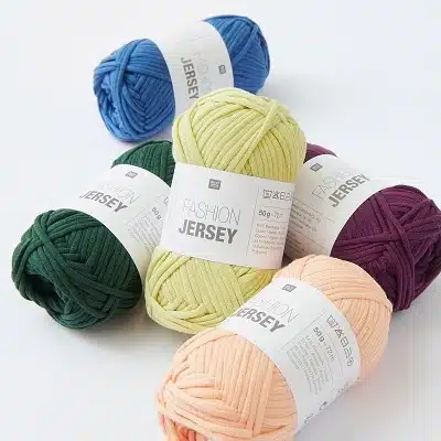 Sélection de plusieurs pelotes de fil Fashion Jersey Rico Design dans différents coloris d'été