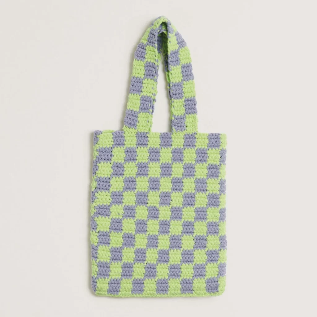 Sac cabas à damier violet et vert clair réalisé en fil ruban au crochet