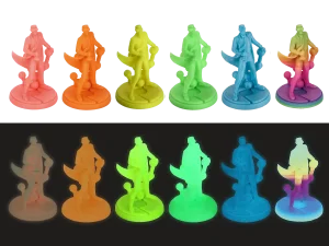 Comparatif en deux parties de figurines imprimées en 3D dans différentes couleurs de filament phosphorescent : affichage en lumière normale (haut) et lueur luminescente éclatante dans le noir (bas) pour la gamme Polymaker PLA Panchroma Luminous