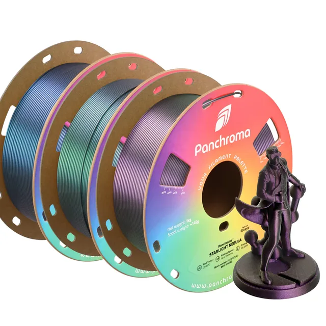Alignement de quatre bobines de filament Polymaker PLA Panchroma Starlight présentant un effet métallique irisé du bleu au violet, avec une étiquette colorée distincte de la marque sur fond blanc. Au premier plan à droite, une figurine détaillée imprimée en 3D dans un coloris Starlight Nebula violet foncé illustre le rendu final de la matière
