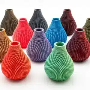 Assortiment de vases texturés imprimés en 3D présentant les différentes couleurs du filament PLA Panchroma Dual Matte de Polymaker